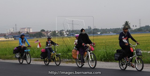 Hasil carian imej untuk 5 Beranak Teruskan Kembara Berbasikal Ke Tanah Suci