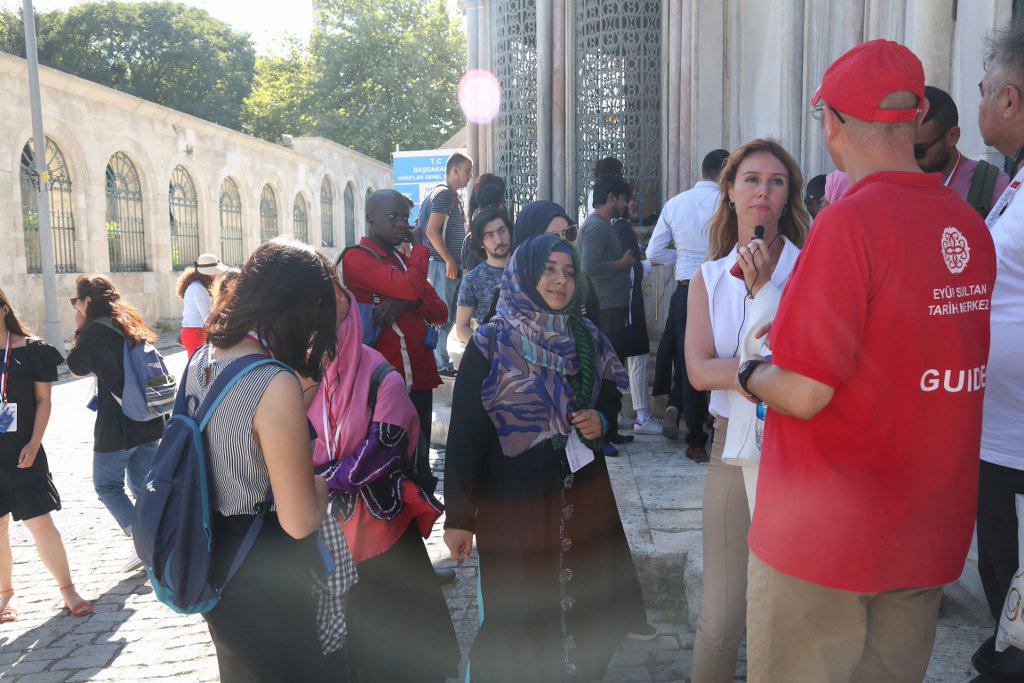 25 farklı ülkeden gelen 37 öğrenci, Eyüpsultan rehblerleri eşliğinde Eyüpsultan ve çevresindeki tarihi eserleri ve önemli şahsiyetlerin kabirlerini ziyaret ettiler. Tarihi yapılar hakkında detaylı bilgiler aldılar

eyupsultan.bel.tr/tr/main/news/2…