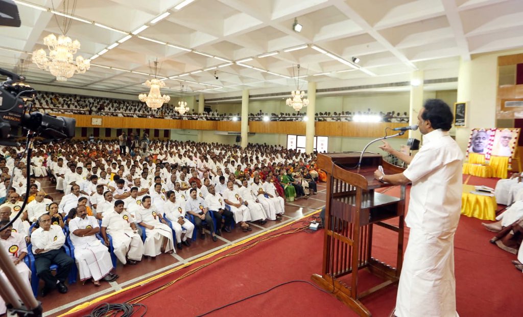 இன்று கழக தலைமைச் செயற்குழு கூட்டத்தில், திருக்குவளை எனும் எளிய விவசாய கிராமத்தில் பிறந்து உலகமே திரும்பிப் பார்த்திடும் வகையில் இறுதிவரை எதற்கும் அசைந்து கொடுக்காமல் கொள்கைவழி நின்று அயராதுழைத்த தலைவர் கலைஞர் அவர்களுக்கு கண்ணீர்மல்க இரங்கல் தெரிவித்து தீர்மானம் நிறைவேற்றப்பட்டது