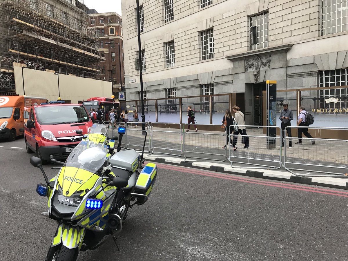 GMB's tweet image. Just in:
- Police investigating #Westminster incident treating it as terror attack 
- Two injured
- One arrested on suspicion of terror offences 
- Large area of central London on lockdown as counter-terror officers investigate

More: bit.ly/2OvUUJx
