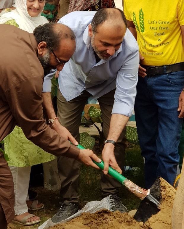 la9at's tweet photo. @DPerwani did his part and now you can too.. go to your nearest plantation drive and help being change
#HumMeinHaiPakistan https://t.co/aFZALbzgzK