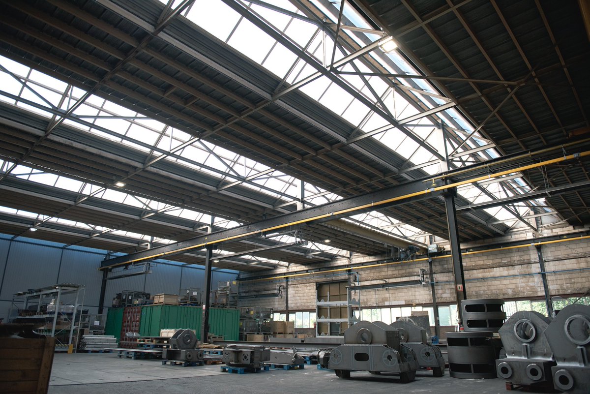 REVEB_Lighting's tweet photo. Today, we are #BehindTheScenes at #Nemag to set up the Luci Series Industry fixtures that light the gigantic grabs they are producing at their Headquarters! https://t.co/sN7oRVsno9