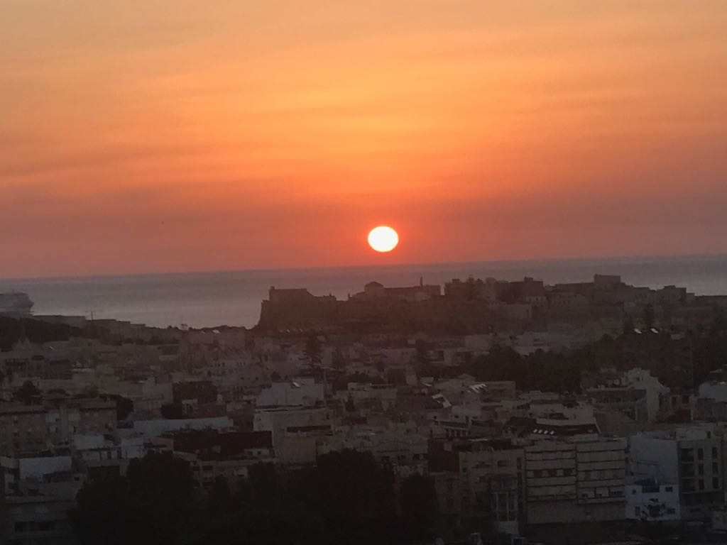Merchedemelilla's tweet photo. #BuenosDiasATodos Que no te falte SERENIDAD para aceptar las cosas que no puedes cambiar, VALOR para cambiar las que sí puedes, y SABIDURÍA para conocer la diferencia
Con todo ello no olvidemos que 
HOY NOS TOCA SER FELIZ !! #FelizMartes @hacerfotos https://t.co/2wLbWFL7A4