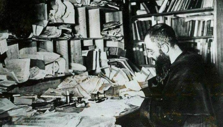 One of the reasons St. Maximilian Kolbe is one of my favorite Saints. He and I have messy desks! #CatholicTwitter
