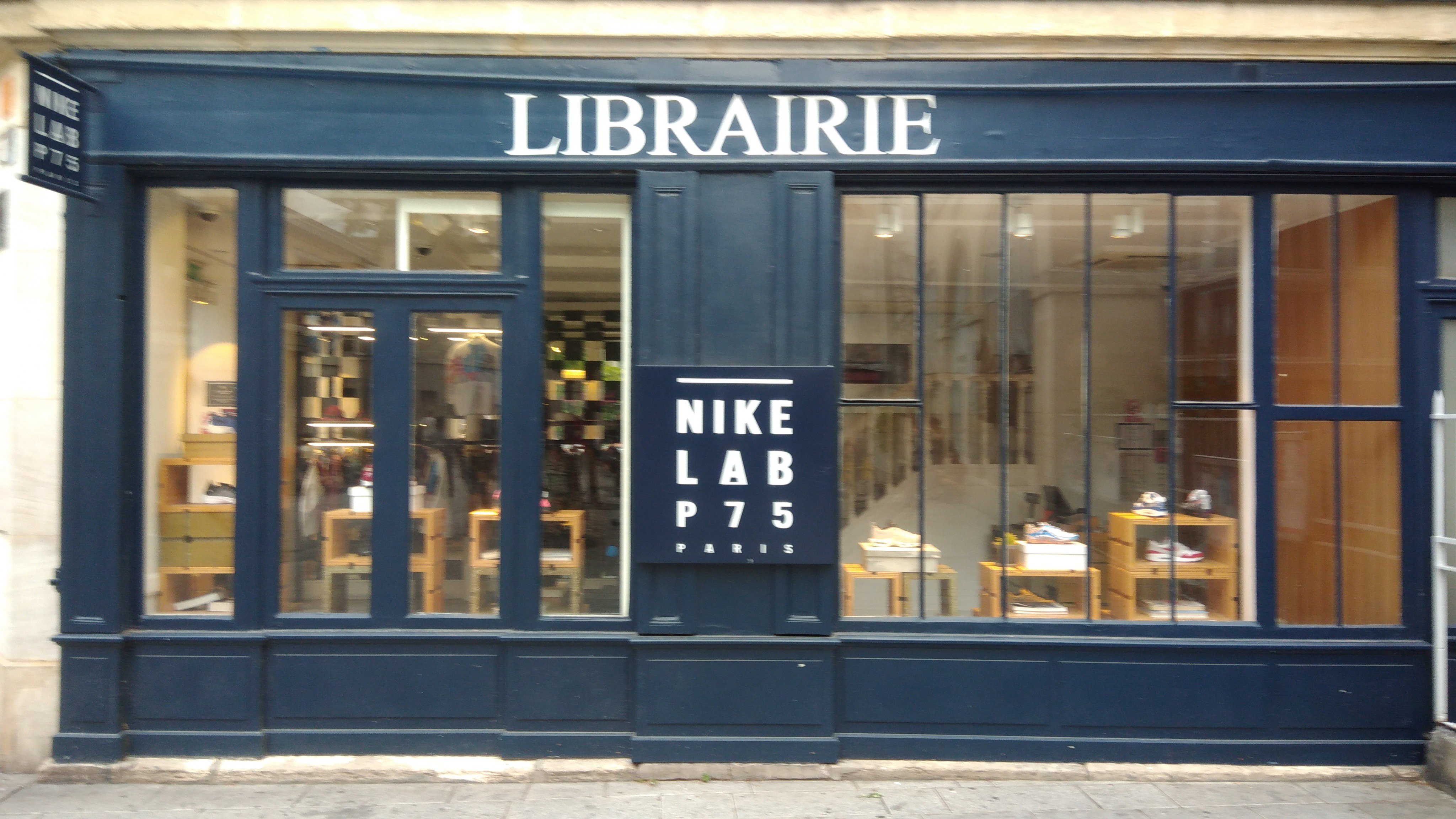 Matthieu no Twitter: "Cool capitalism: A Paris, le Nike Lab P75 conserve l'enseigne de l'ancienne librairie. Il est probable que le marketeur adhère à l'idée la collection de Nike est