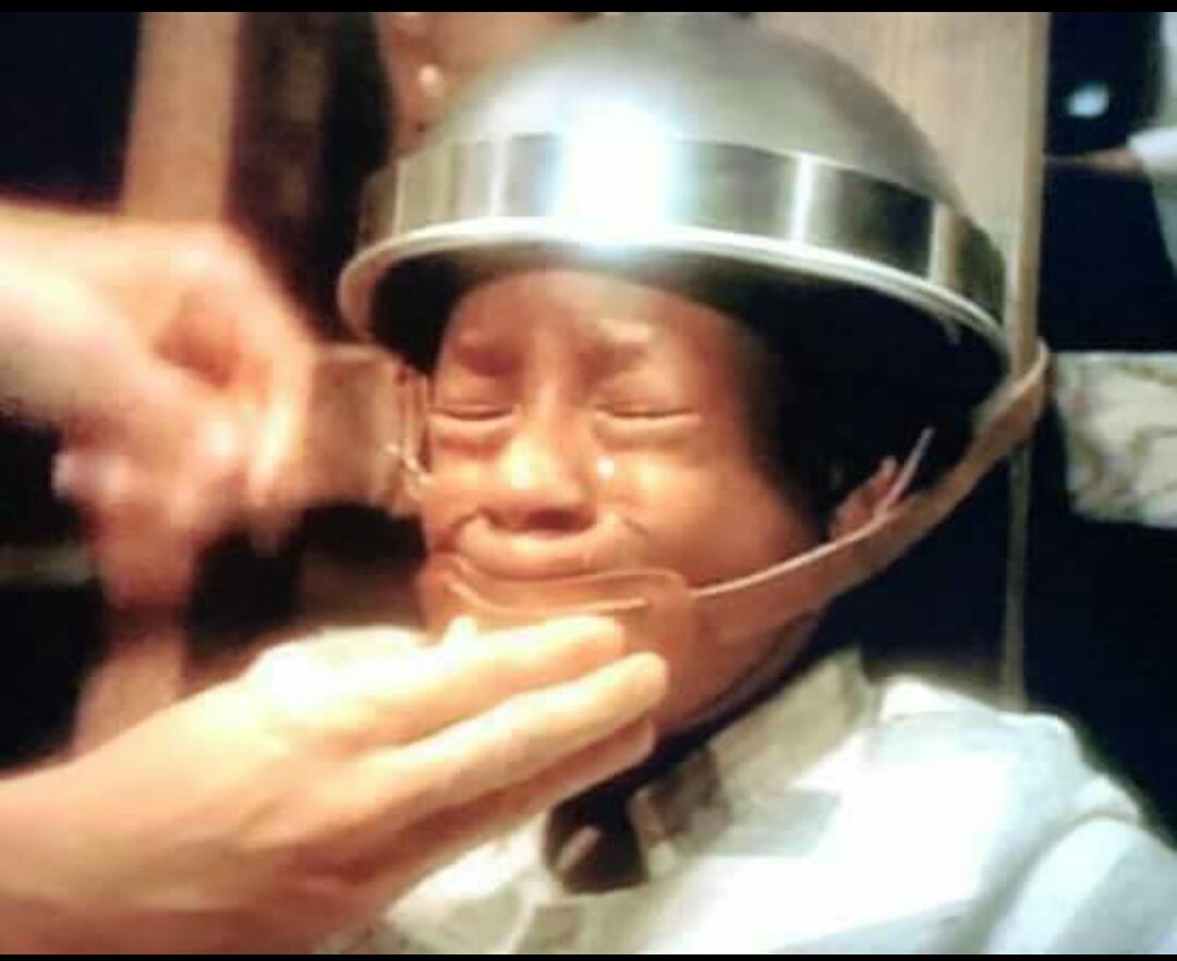 Pour ne jamais oublier 
George Stinney fût le plus jeune américain à être condamné à la chasse électrique il avait 14 ans.
Accusé du meurtre de 2 filles blanches.
Le procès dura 2h 30 et 10 min de délibération.
70 ans plus tard il a été reconnu INNOCENT MS c'est trop tard