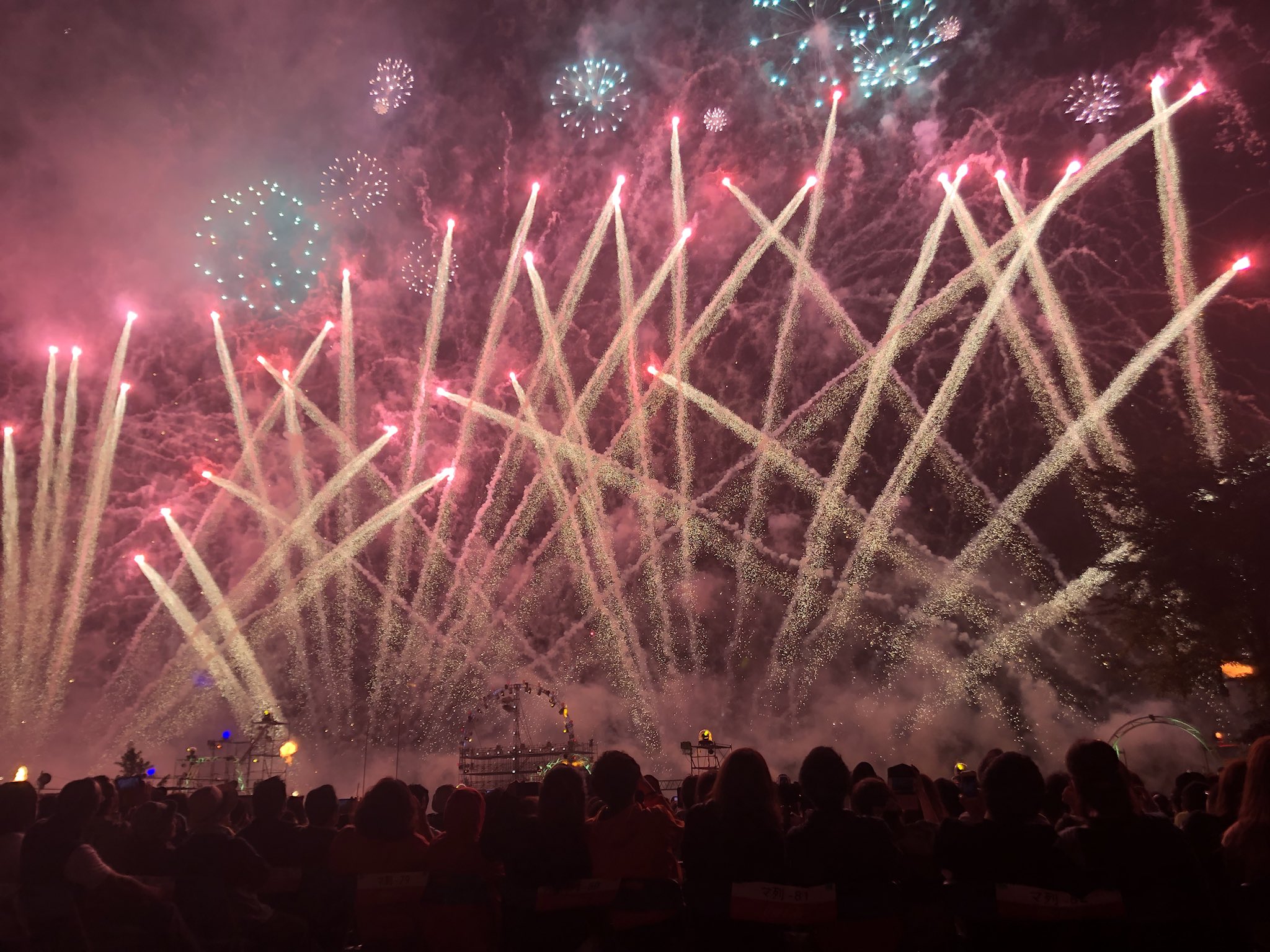 Shiho 十勝コスプレ解放区のprのあと 勝毎花火大会を見て来ました 音楽と照明に合わせて夜空一面に広がる花火 素晴らしいエンターテイメント とても感動しました また来たい 十勝コスプレ解放区18 勝毎花火大会18 T Co Lbkamqzadm