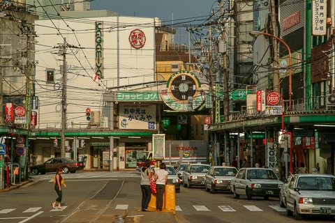 Twitter 上的 三日画師 福井駅前のアーケード商店街 福井駅前ショッピングプラザ と福井鉄道福武線の福井駅前 電停 商店街は再開発によって ハピリン となり 福井駅前 電停はjr福井駅西口広場まで延伸 福井駅 電停となった 02年8月1日撮影 T