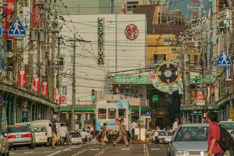 Twitter 上的 三日画師 福井駅前のアーケード商店街 福井駅前ショッピングプラザ と福井鉄道福武線の福井駅前 電停 商店街は再開発によって ハピリン となり 福井駅前 電停はjr福井駅西口広場まで延伸 福井駅 電停となった 02年8月1日撮影 T