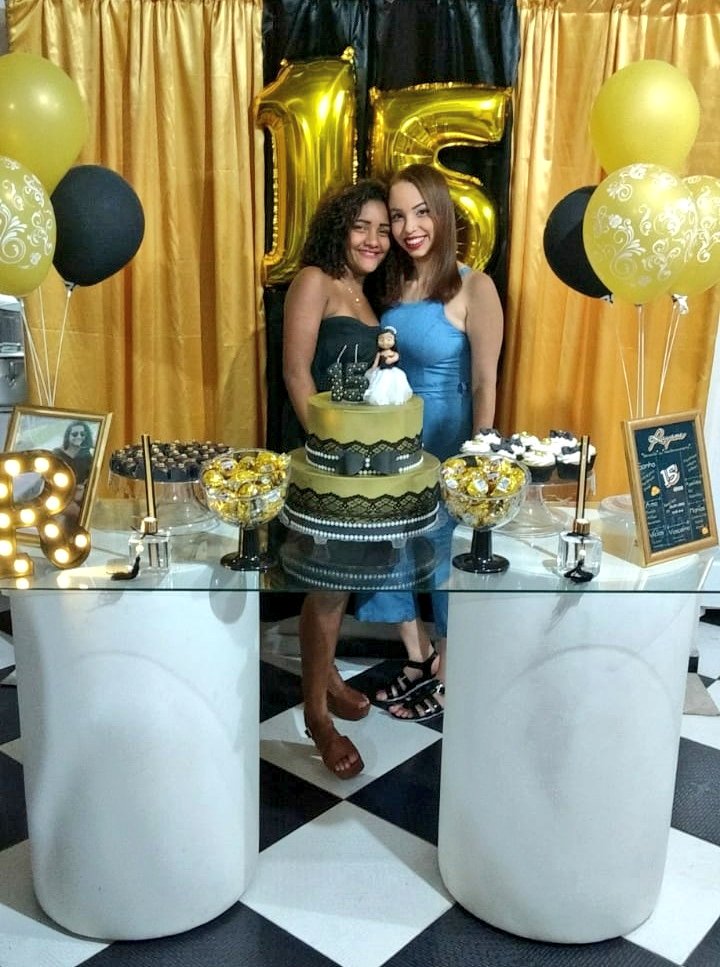 thaayff_'s tweet photo. Sobre os 15 aninhos da projetinho de lésbica 😍😍 #tudolindo #quesabado #amotequila #sófamilia ❤️ https://t.co/5MSDDFHKPh