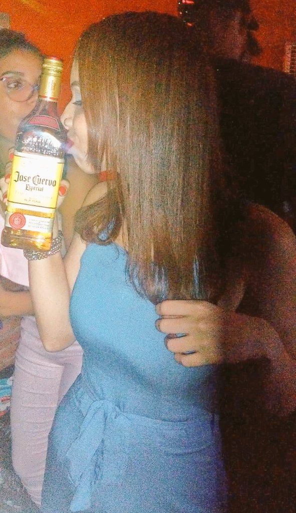 thaayff_'s tweet photo. Sobre os 15 aninhos da projetinho de lésbica 😍😍 #tudolindo #quesabado #amotequila #sófamilia ❤️ https://t.co/5MSDDFHKPh