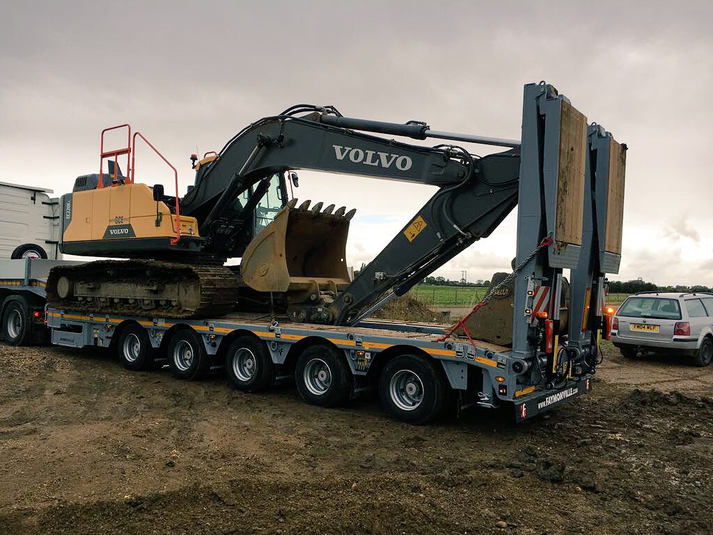 GCEHireFleet's tweet photo. Our #Volvo #EC220 is on its way back to the yard for a clean before it’s next hire.. Busy busy 😁 #Excavator #Excavators #earthmovers #heavyhaulage #planthire #heavyplant #heavyplanthire #dumptrucks #dozers #loadingshovels https://t.co/CqUR35FsSc