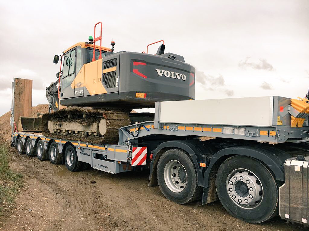 GCEHireFleet's tweet photo. Our #Volvo #EC220 is on its way back to the yard for a clean before it’s next hire.. Busy busy 😁 #Excavator #Excavators #earthmovers #heavyhaulage #planthire #heavyplant #heavyplanthire #dumptrucks #dozers #loadingshovels https://t.co/CqUR35FsSc