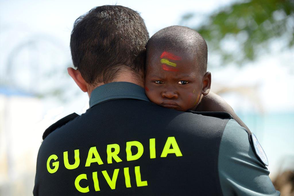 Hay lugares donde la vida por varias razones es especialmente difícil. Curiosamente es allí donde un abrazo y una sonrisa llega mucho más fácil al corazón de los niños. 📸 Haití

#ParaServiryProteger #AllíDondeNosNecesites 
#Benemérita #175AñosATuLado