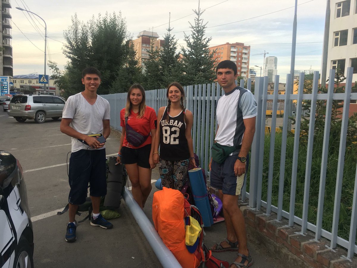 Энэ 4 жуулчин оюутнуудыг Цонжин Болдогоос Сант сургууль хүртэл хүргэж өгсөн жолооч яаралтай холбоо барина уу. Маргааш буцах шаардлагатай бгаа тул машинд нь мартаж буусан пасспортуудыг яаралтай өгч тусална уу гэнэ бүгдээрээ ч боломжоо ашиглан RT хийж өгье

Утас 80135728, 99239586