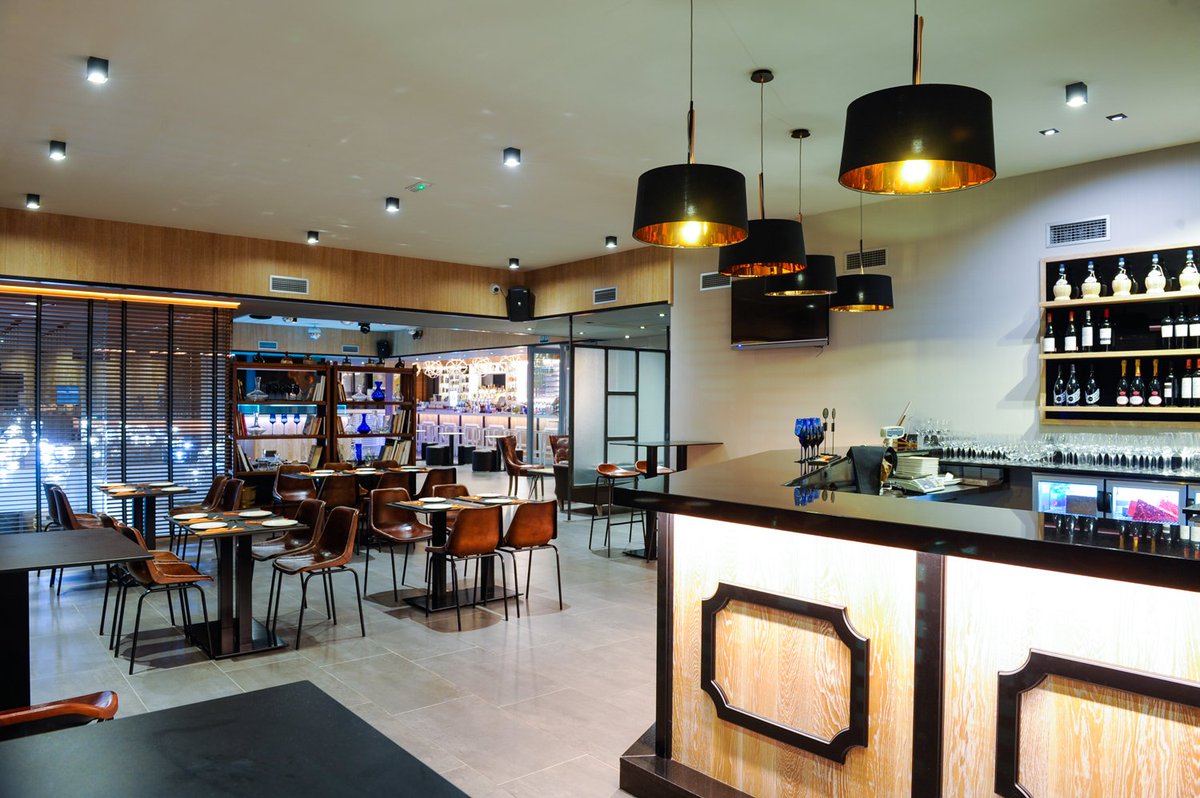MorrisonLleida's tweet photo. Este miércoles ven a Club Morrison Lounge Bar a ver la #SupercopaDeEuropa! Real Madrid vs. Atlético de Madrid con una buena cerveza y nuestros fantásticos bocadillos y tapas 😊⚽️🍔 ¡Te esperamos! #ClubMorrison #MorrisonLleida https://t.co/0Y61oXJKkJ