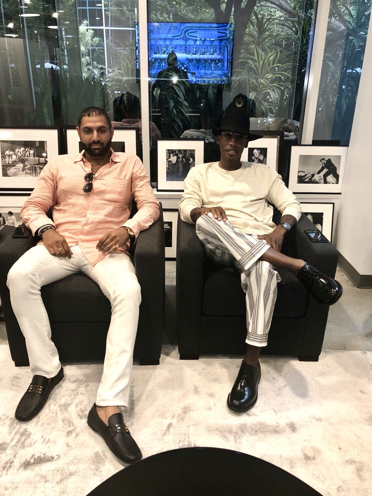 sandylal's tweet photo. Hanging with musical greatness, listening to great music and hearing old anecdotes is all I need to motivate me this Monday. Salute @RaphaelSaadiq  pleasure to be in your company. Oh and if you don’t know him and you’re in music, go shoot yourself. 🙌🏼
#Kingpin #Debonr 🎶 🎼 🎵 https://t.co/AdfD2Zg2lr