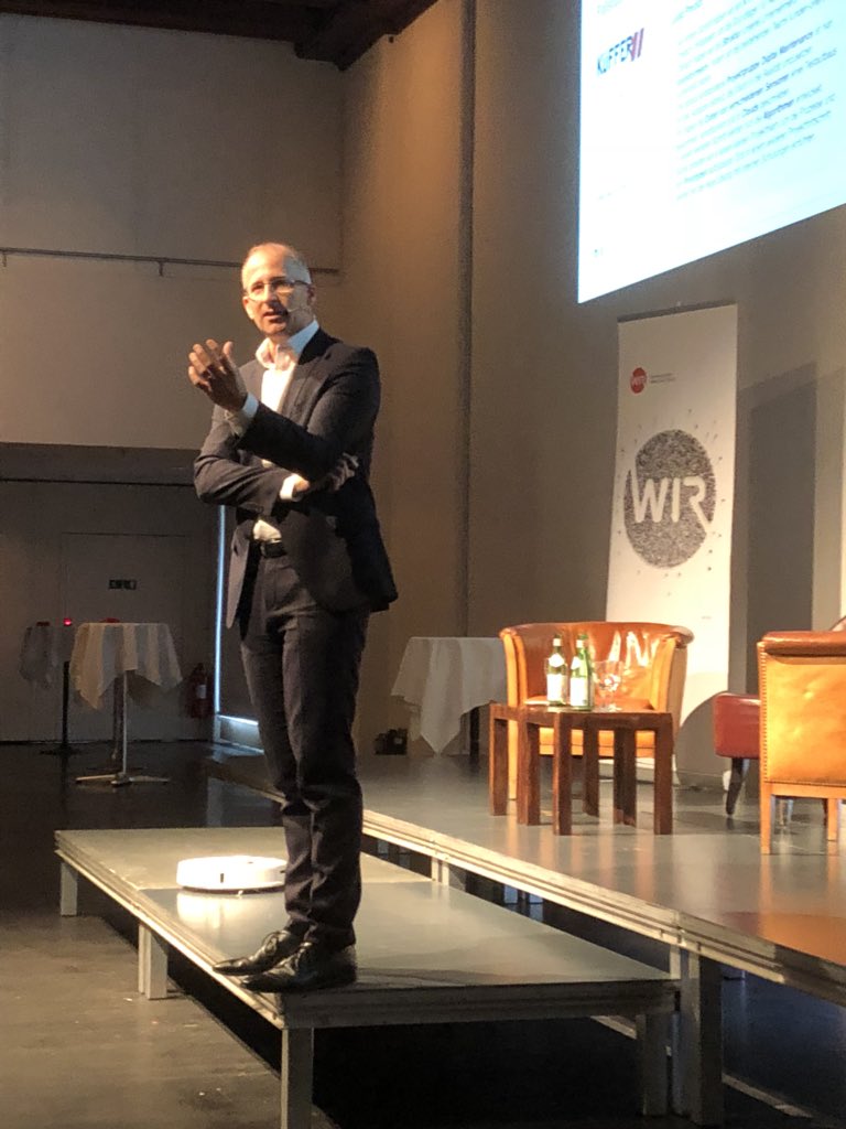 Bank_WIR's tweet photo. Die 7 Handlungsfelder der digitalen Transformation. @MarcKPeterAU von der @FHNWbusiness im Element. #kmuunddu #wirbank #digitalisierung https://t.co/LADgYEA5iM