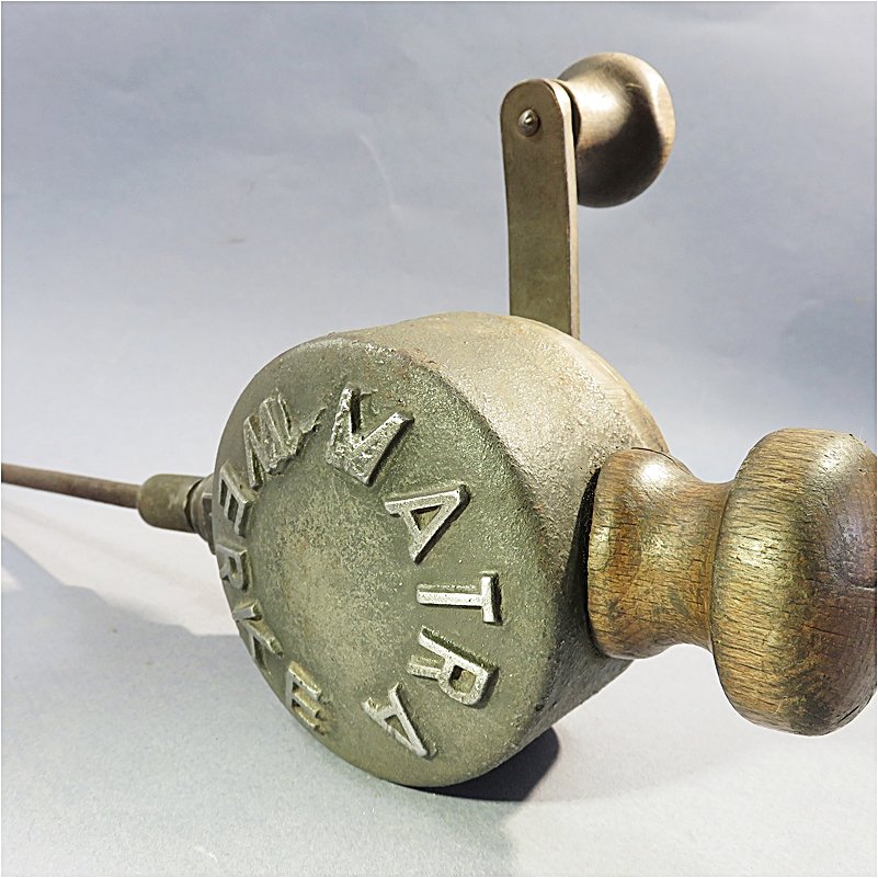 brokagogo's tweet photo. Très étonnante #CHIGNOLE  #MATRA WERKE de la première moitié du XX ème Siècle. Par un ingénieux système, la manivelle inverse le sens de rotation de la mèche.

En vente sur https://t.co/lKzIc9nfl4
#vintage #collectibles #collections #Auctions #outil #brocante https://t.co/YfaEdEDQc4