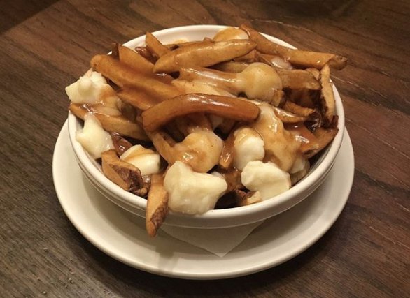 thebuzzagency's tweet photo. A4: Leave the beach behind and head west to #Wellington, the #winter #equestrian capital of the world. Check out The #Beauty and the #Beeeef, they've got burgers so epic, they're bigger than your head, and poutine so authentic you'd think you're in #Canada! 🍟 #FLTravelChat https://t.co/y0PUfoONpS