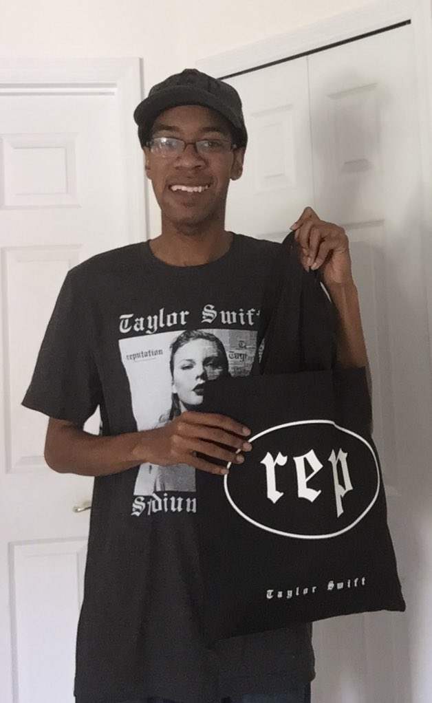 clay_brice's tweet image. I am coming dressed up as one of the members of @taylornation13 &amp;amp; @TSOfficialMerch with my tour tee and a bag ready to make a Swiftie happy with some merchandise from the @taylorswift13 online store! My outfit for #RepTourTampa!