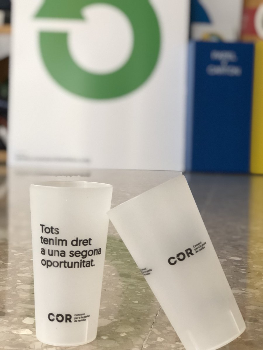 COR_Residus's tweet image. Hui comença la #FiraXàtiva i de segur que aquestes nits balles, rius, gaudeixes... i beus. Si et passes pel Festival Al Ras del Jardí de la Pau has de saber que disposes de gots reutilitzables tant xulos com aquests!

#Reutilitza. Perquè tots tenim dret a una segona oportunitat.