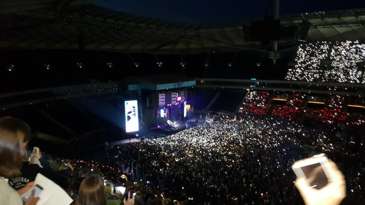 harryoopslou's tweet photo. USUNIE JAKIS DOPBRY CZLOWIEK TĄ RĘKE I TA LASKE PO LEWEJ STORNIE W KROTKICH WLOSACH PROSZEE<3333333 #dividetourwarsaw https://t.co/yf8Ub5v8fL