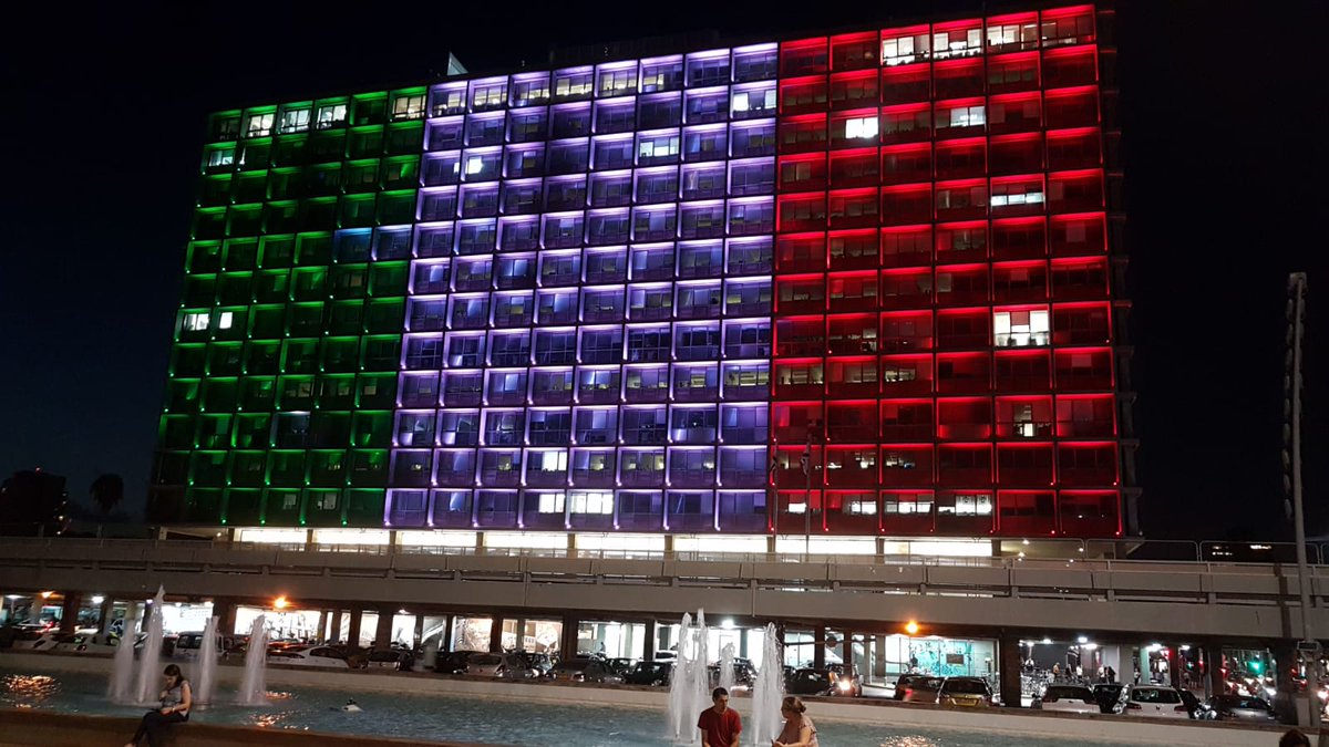 IsraelinItaly's tweet photo. Anche @TelAviv ha voluto omaggiare le vittime del crollo del ponte a #Genova vestendo il palazzo della Municipalità dei colori della bandiera italiana #italy #Italia @ItalyinIsrael @AmbSachs @PortavoceIsrael https://t.co/01XhJaTgSU