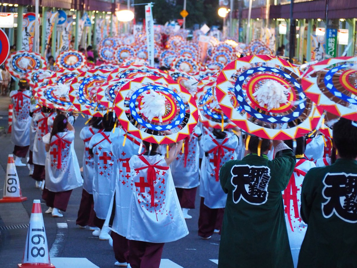 Oppo おっぽー Su Twitter 鳥取しゃんしゃん祭り一斉踊り 今年は明るいうちからぐるりと周れて しゃんしゃんグッズのメンバーとも 会えて楽しかったです やっぱりしゃんしゃん傘踊り 大好きだなー 大人も子供も笑顔で楽しそうにぴょこぴょこしてる連が