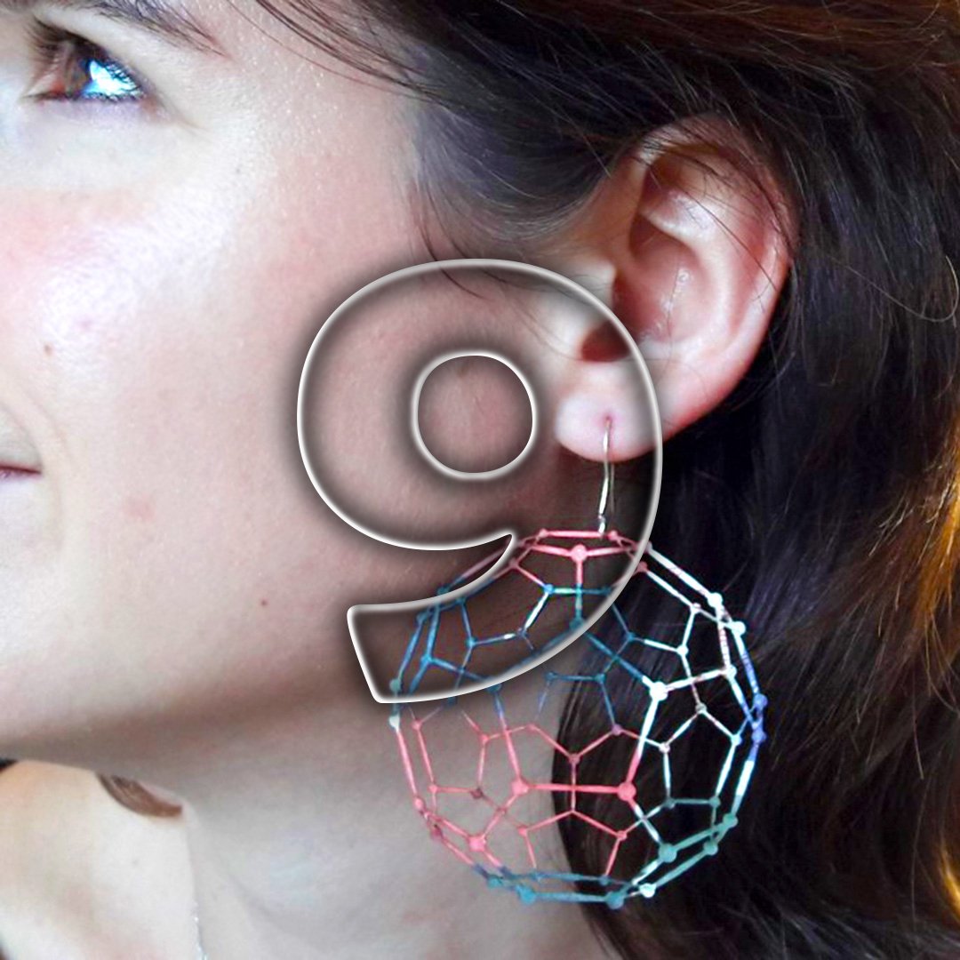 ScienceLinX's tweet photo. Nog 9 dagen & dan kunnen we los met lasersnijden! Laat de kleintjes moleculaire sieraden maken of maak ze voor jezelf! Bezoek ons ACTIE ←→ REACTIE lab (Oberon tent) @noorderzonnl 23-27 AUG. Wat wil jij maken?
#nzon18 #RUG #10jaarScienceLinX #actiereactie #thecityisourcampus https://t.co/F6k8yjIMAH
