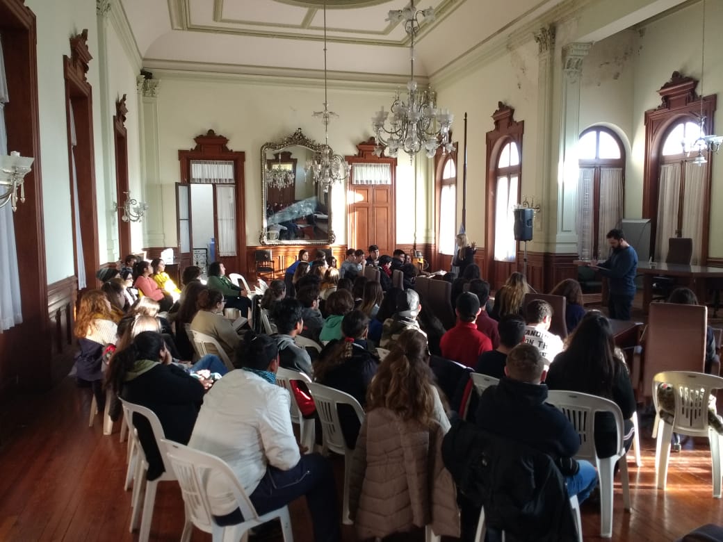 DPPSE_REGION15's tweet photo. #ParlamentoJuvenil en #Chivilcoy 
Hoy los jovenes debaten, proponen y son los protagonistas. Felicitaciones. 
@BAeducacion @rafaperezok @CarolitaR @felicityenlaweb @liliana_varel @JefaturaR15 @susanacrespi1 @ArriaranRita @gzinny @mariuvidal @MuniChivilcoy https://t.co/7HbAm2Kzmr