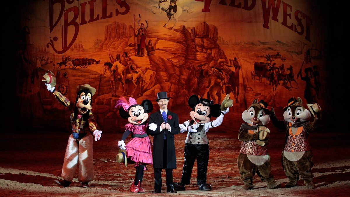 En automne prochain , le Buffalo Bill Wild West Show ouvrira avec une toute nouvelle scène impliquant projection , une bande son revisité , de tout nouveaux costumes , des effets spéciaux et bien d’autre surprises ! #DisneylandParis #BuffaloBillsWildWestShow