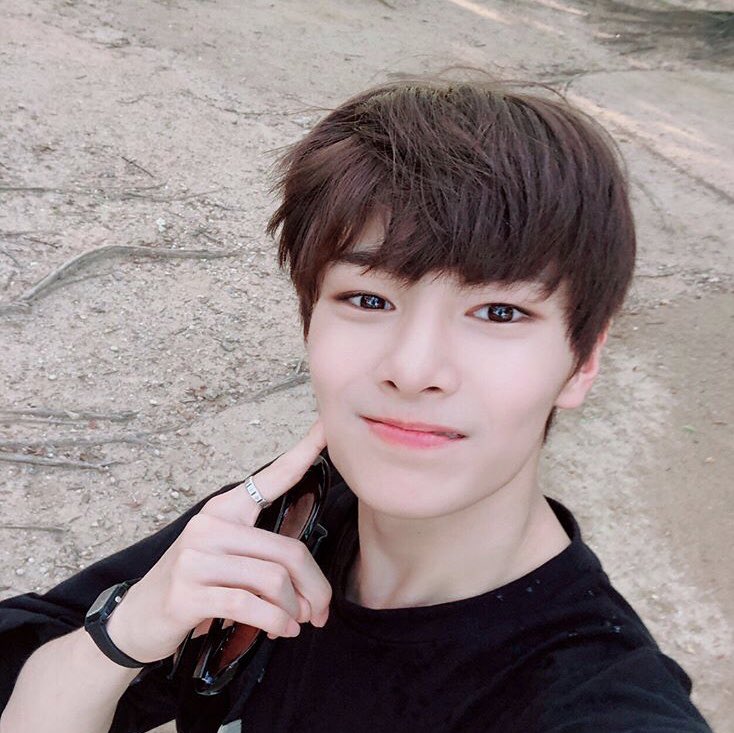jeonginpics's tweet photo. WE ARE SO LUCKY SO MANY SELCA https://t.co/kMtCNVFwyw