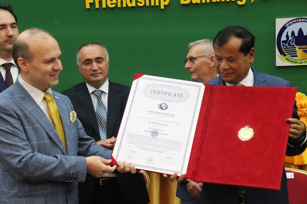 antoncaragea's tweet image. CONGRATULATION TO MINISTER THONG KHON ON HIS ELECTION AS ACADEMICIAN!
#Cambodia #ASEAN #ectt #antoncaragea #travel #opportunities #development #SDGs #tourism #globaltourism #Battambang #Leaders #development #Index #GlobalGoals #economy #Indochina 
ejtourism.weebly.com/tourism-news/b…