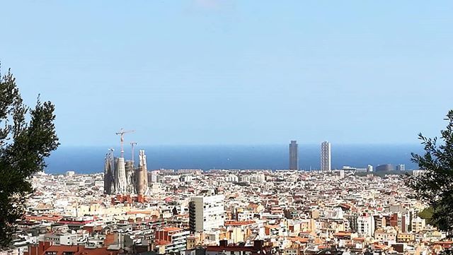 Killerdisain's tweet image. #Barcelona #barcelonamola #sagradafamilia #twintowers #mediterranean #sky #skyline #blu #sumer