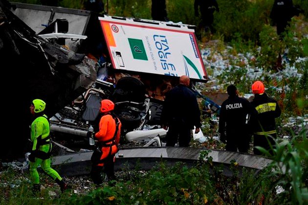 Italian transport official: 22 dead, 8 injured in the Genoa highway bridge collapse: bit.ly/2P7VBtK https://t.co/nwedqi7IJ8