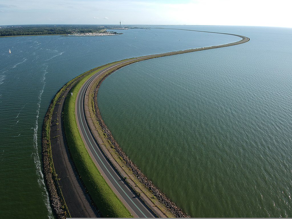 UNFCCC's tweet photo. $1,000,000,000,000! This could be the annual cost of damage from coastal flooding in #Europe by 2100, according to a new @EU_ScienceHub study. Full paper: https://t.co/5juuSxjKt9 #ClimateAction #ClimateChange https://t.co/IE2ilSoSMp