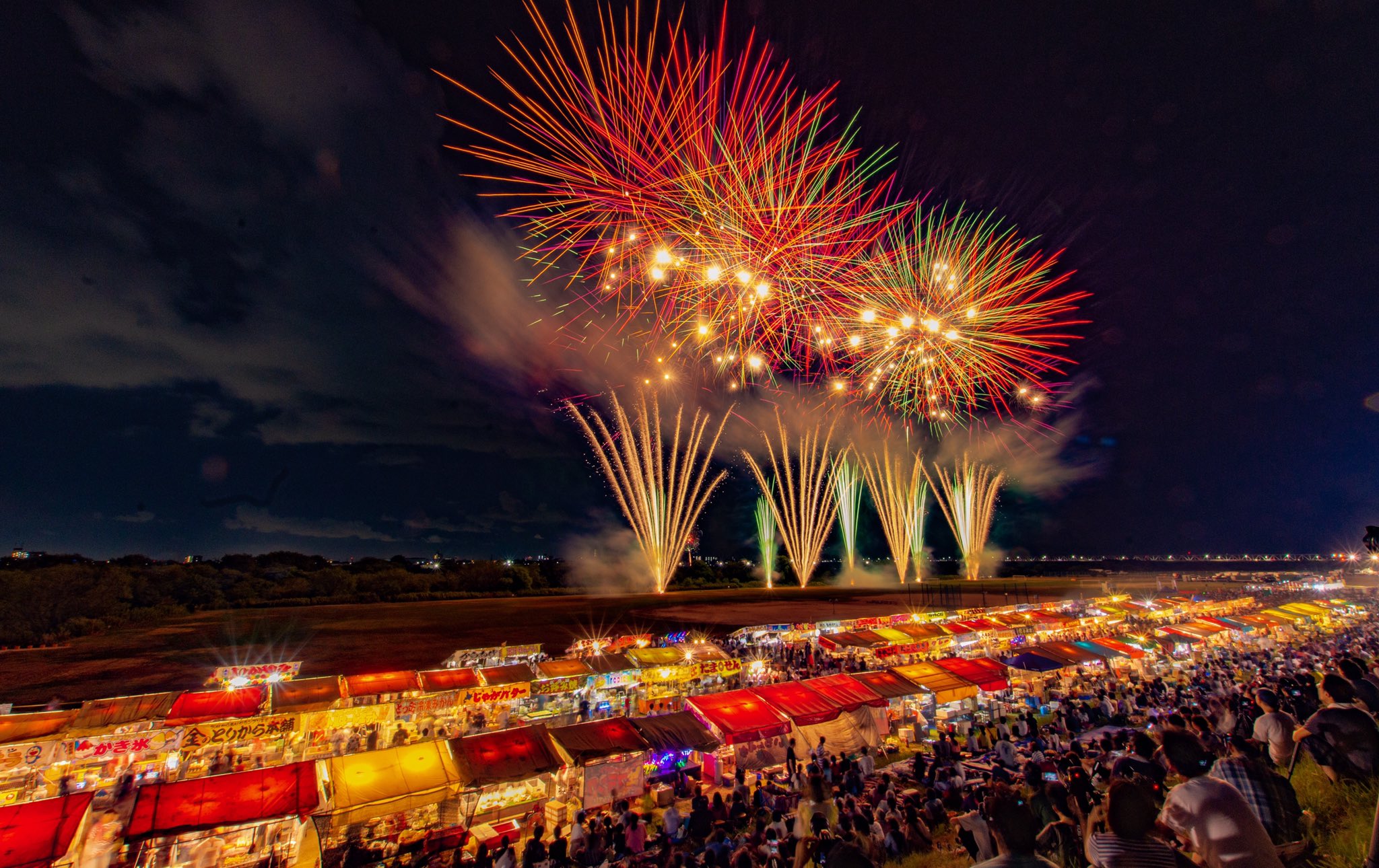 チキンハート 花火 屋台 観るのも撮るのも初めての 花火大会でしたが 撮影中も屋台からのいい匂い 風下 煙にも負けず楽しめた まずはオープニングの１枚 濃尾大花火 岐阜県 羽島市 一眼レフ Pentax K30 写真好きな人と繋がりたい