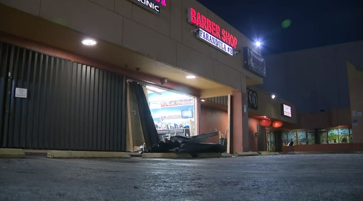 The driver of a pickup truck crashed into a building in Miami's Flagami neighborhood bit.ly/2nDnLQN?utm_so… https://t.co/C19rl0bv6g