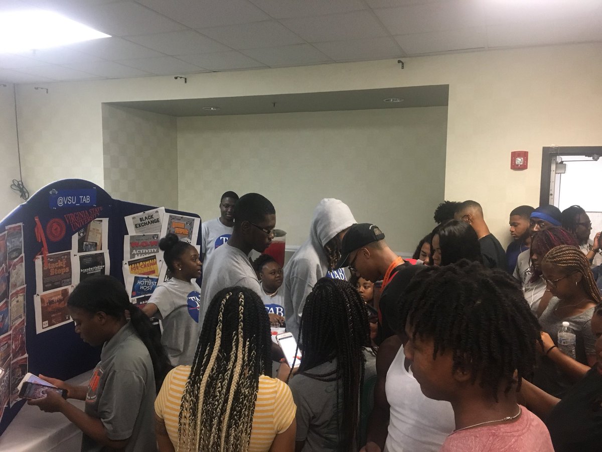 VSU_TAB's tweet photo. We are HERE and just getting started! Come out NOW #VSU22 this opportunity is great ✨ #itsTHATweek #WelcometoTHELand #WelcomeWeek2K18 https://t.co/safbGscBeB