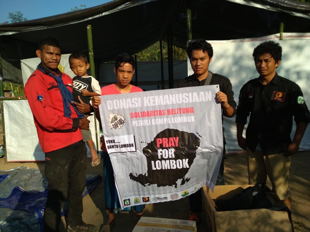 GAPABEL's tweet photo. Update info dari 2 (dua) Relawan Belitung Tirta Herdiansah & Aditira Galih Dikdaya , Selasa (13/08) brsm Volunteers Babel menyampaikan amanat Masyarakat Belitung di Desa Jeringo, Kec. Gunung Sari, Lombok Barat.
#SolidaritasBelitungPeduliGempaLombok
#Gapabel
#GapabelUntukNegeri https://t.co/D61FSMR1uR