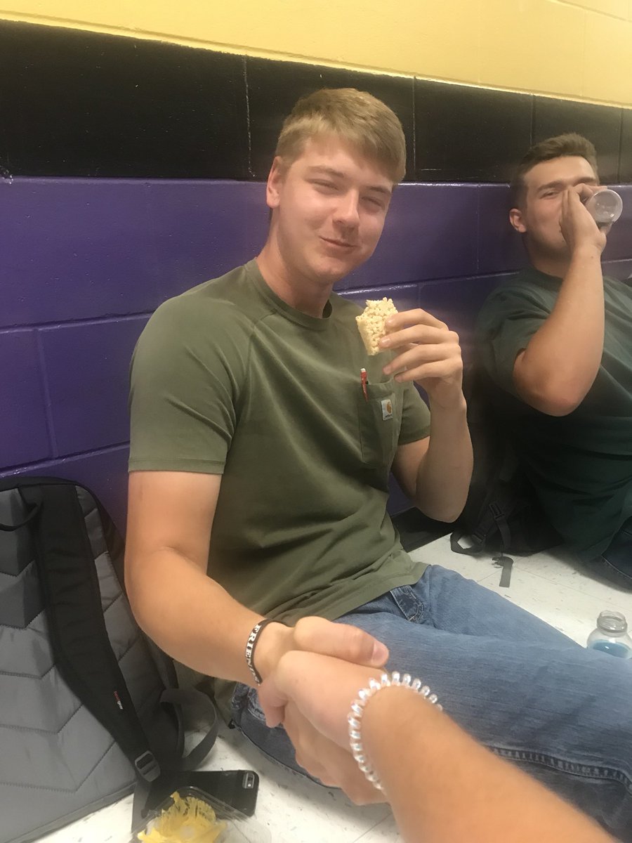 Jchannce's tweet image. 200 retweets for this bad cat to get a Wrangler patch on his butt