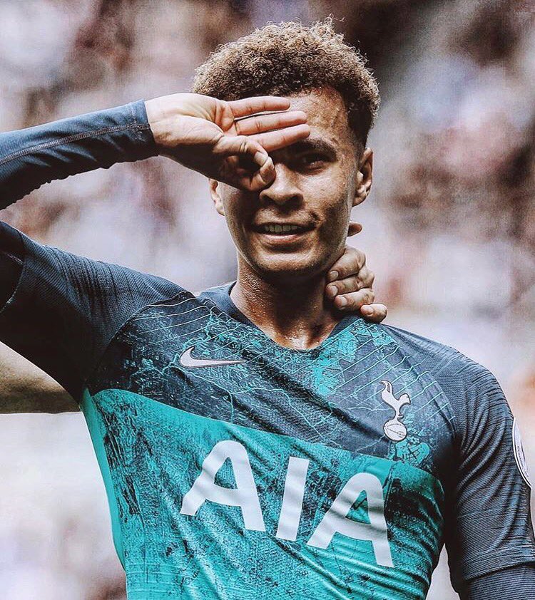 Footballtweet's tweet photo. Still trying to figure out how Dele Alli did this with his hand. 👌😂 https://t.co/a354cWSKO9