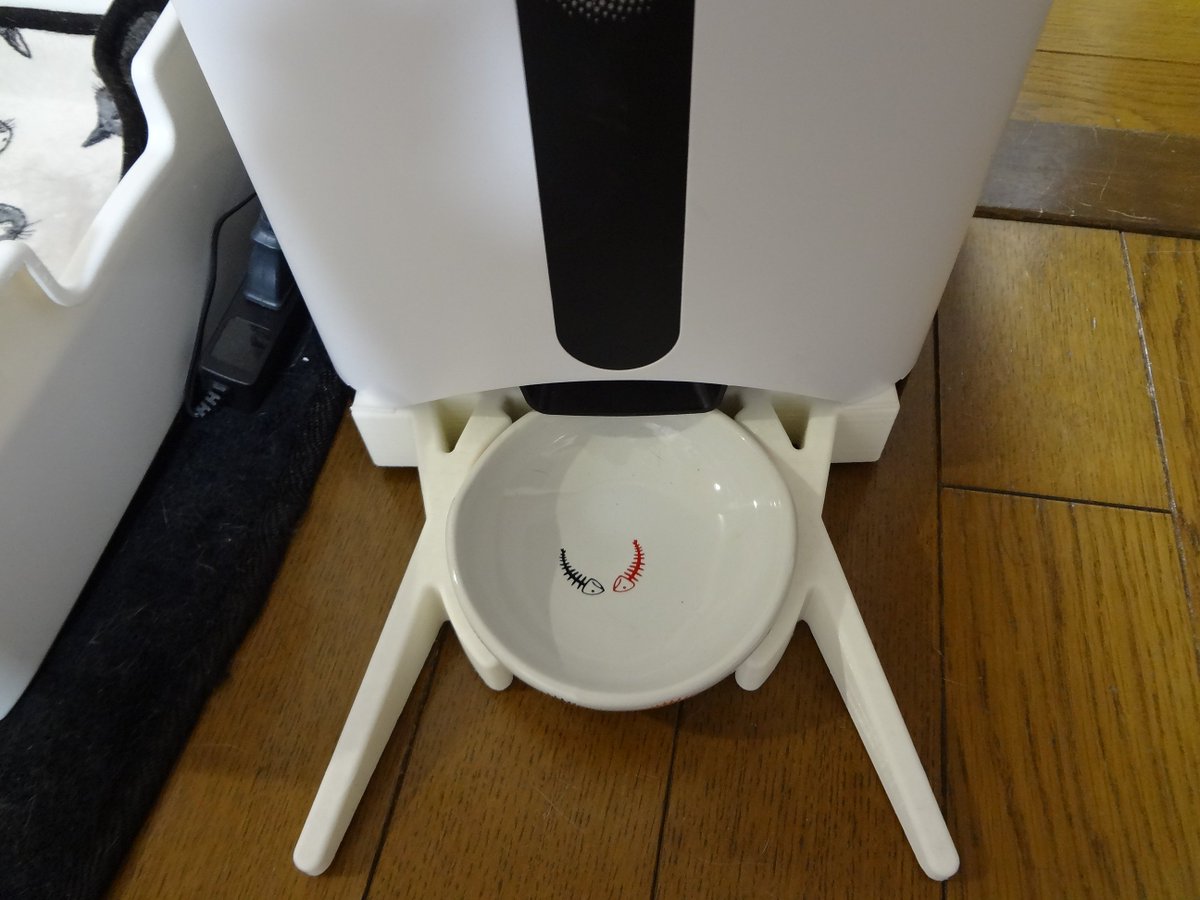 tapiocatech's tweet image. 給餌機に衝撃を加えると餌が少しだけ出る。
なので猫は給餌機にタックルする。
その際アタッチメントが外れないよう工夫してみた。

PolyFlexでゴムシート形状を作成。触感はシリコンに近い。
ハサミで半分に切り、アタッチメントの差し込み部分に挟んで使用する。

#Fusion360 #PolyFlex #3Dプリンタ