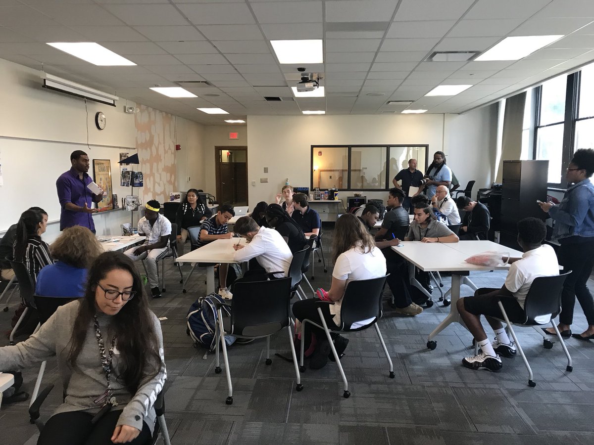 DrSherriBarrow's tweet image. Mr. Jones from @tayloru presenting to our @Shortridge scholars about the amazing opportunities at Taylor University! Mr. Jones worked at Shortridge previously! Thank you! #RepVisits #TaylorUniversity #IPSFutureCenters @IPSFutureCenter @jones_flora @EliseMartinell2
