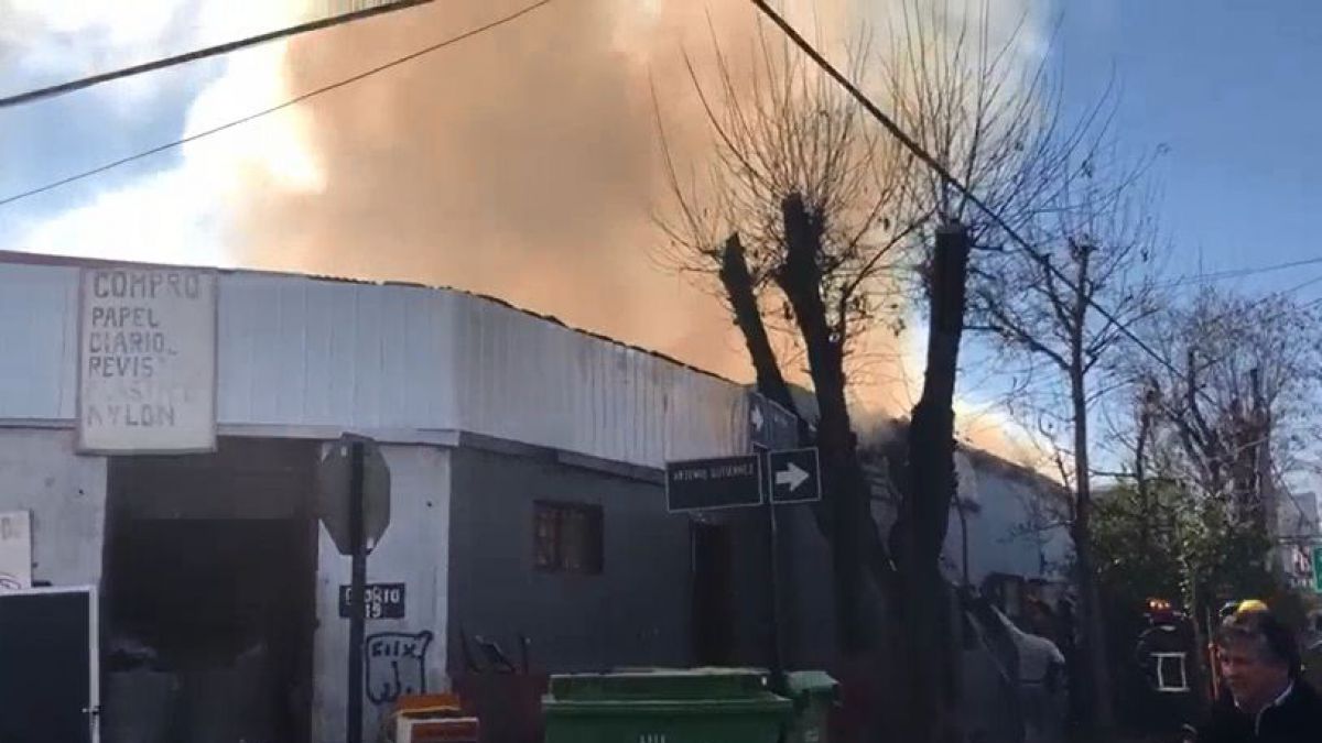 🔴 [VIDEO] Rescatan a dos niños desde incendio cercano al Persa Bío Bío » t13.cl/266539