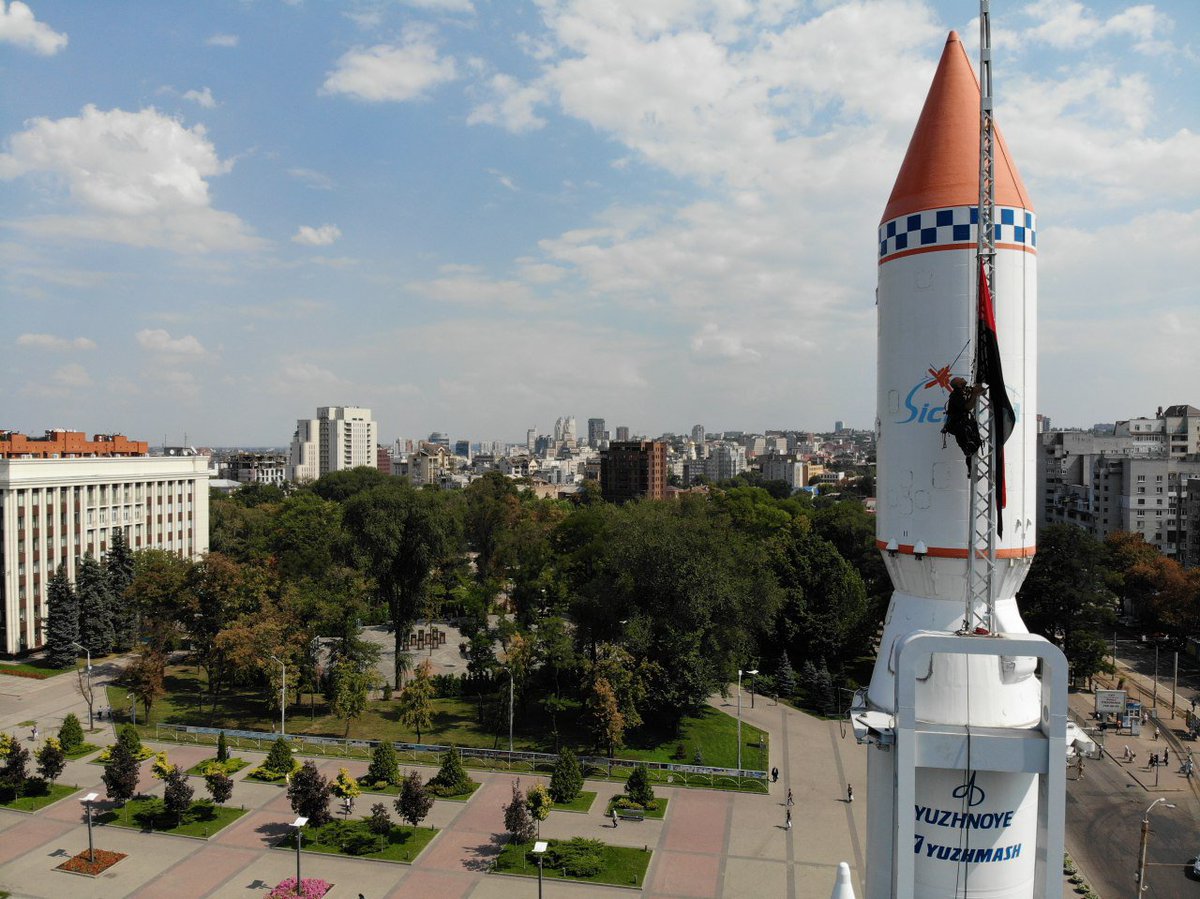 mediaprostir's tweet photo. Декомунізація космосу!
Від сьогодні над громадським центром @mediaprostir розвивається червоно-чорний прапор ОУН-УПА. 

Революційний стяг, що став символом боротьби за Незалежність України у 1940-60-их та 2014-2018-их років, підняли на висоту більше, ніж 40 метрів над землею https://t.co/4G7zOwEWU5