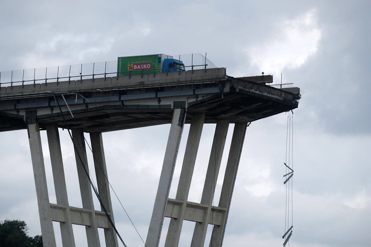 È una delle ‘mie’ città, Genova. È un ponte della mia vita. E soffro, come se fossi uno di voi. Vi sono vicino, con l’affetto di chi da voi è stato accolto e adottato. #prayforgenova 🙏🏼