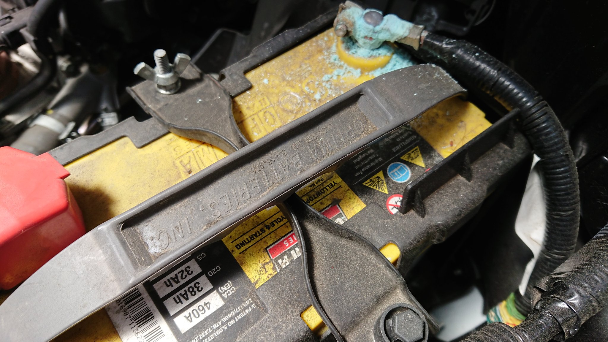 Rukie0 001 イエロートップのオプティマバッテリー 二年ちょいでマイナス端子側に青白いお粉がっ 想定より早いなあ まあいったん外してお掃除 まだ普通にエンジンかかるけどもう劣化 交換しなきゃならないのか 車 バッテリー 白い粉 オプティマ