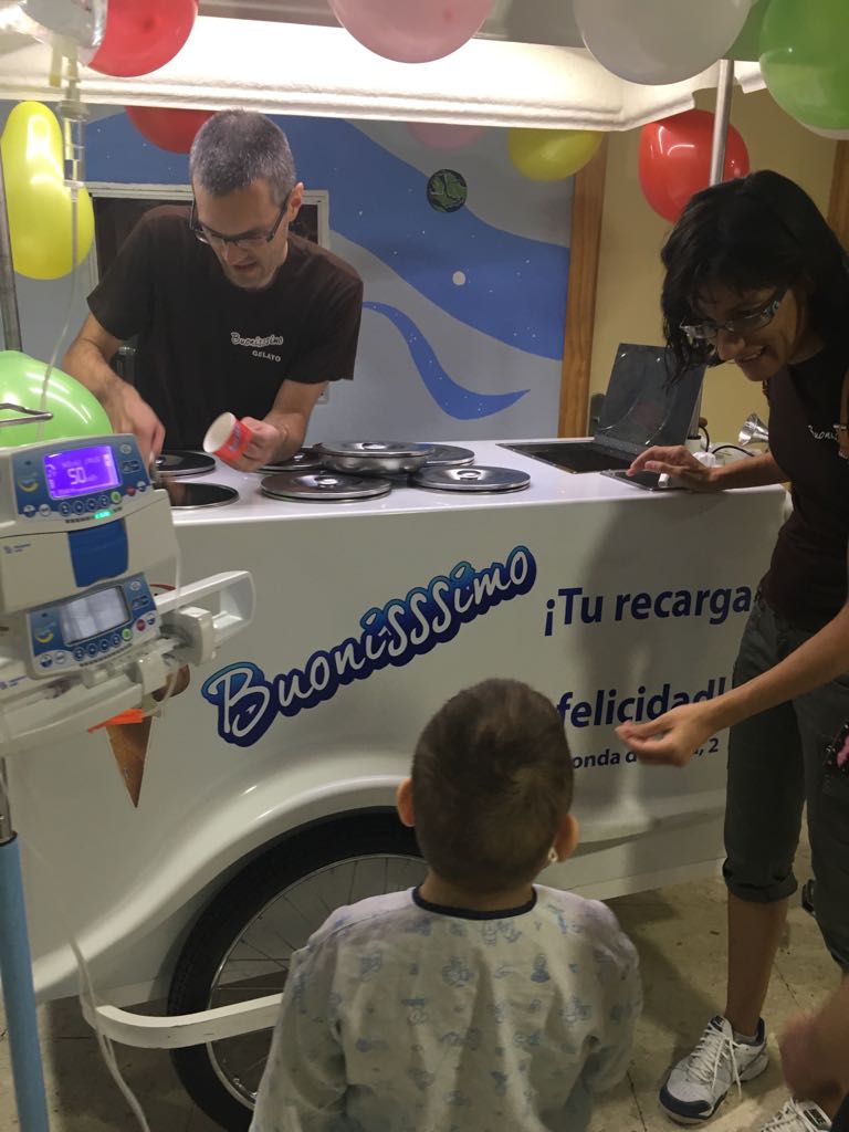 HUReinaSofia's tweet photo. ¡Los pacientes más pequeños del @HUReinaSofia han recibido una visita muy refrescante! Voluntarios de la #heladería @Buonisssimo han repartido, siempre con el permiso de los facultativos, algunos helados a los niños. ¡Gracias por contribuir a hacerles la estancia más llevadera! https://t.co/H8IeDhEWAV